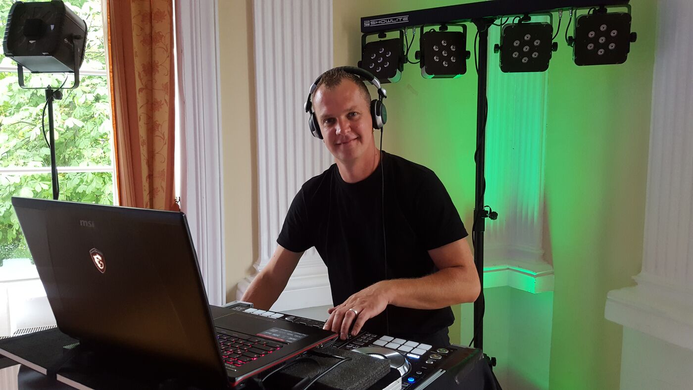 Bernd Hoffmann (DJ Belé) am DJ-Pult