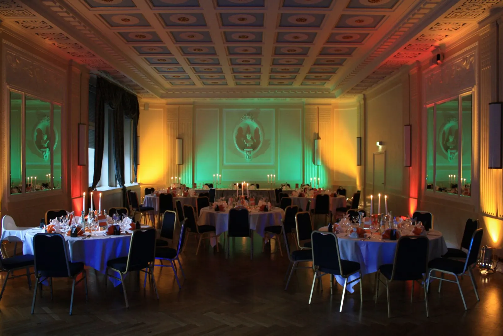 Hochzeitssaal mit grüner und oranger Raumbeleuchtung