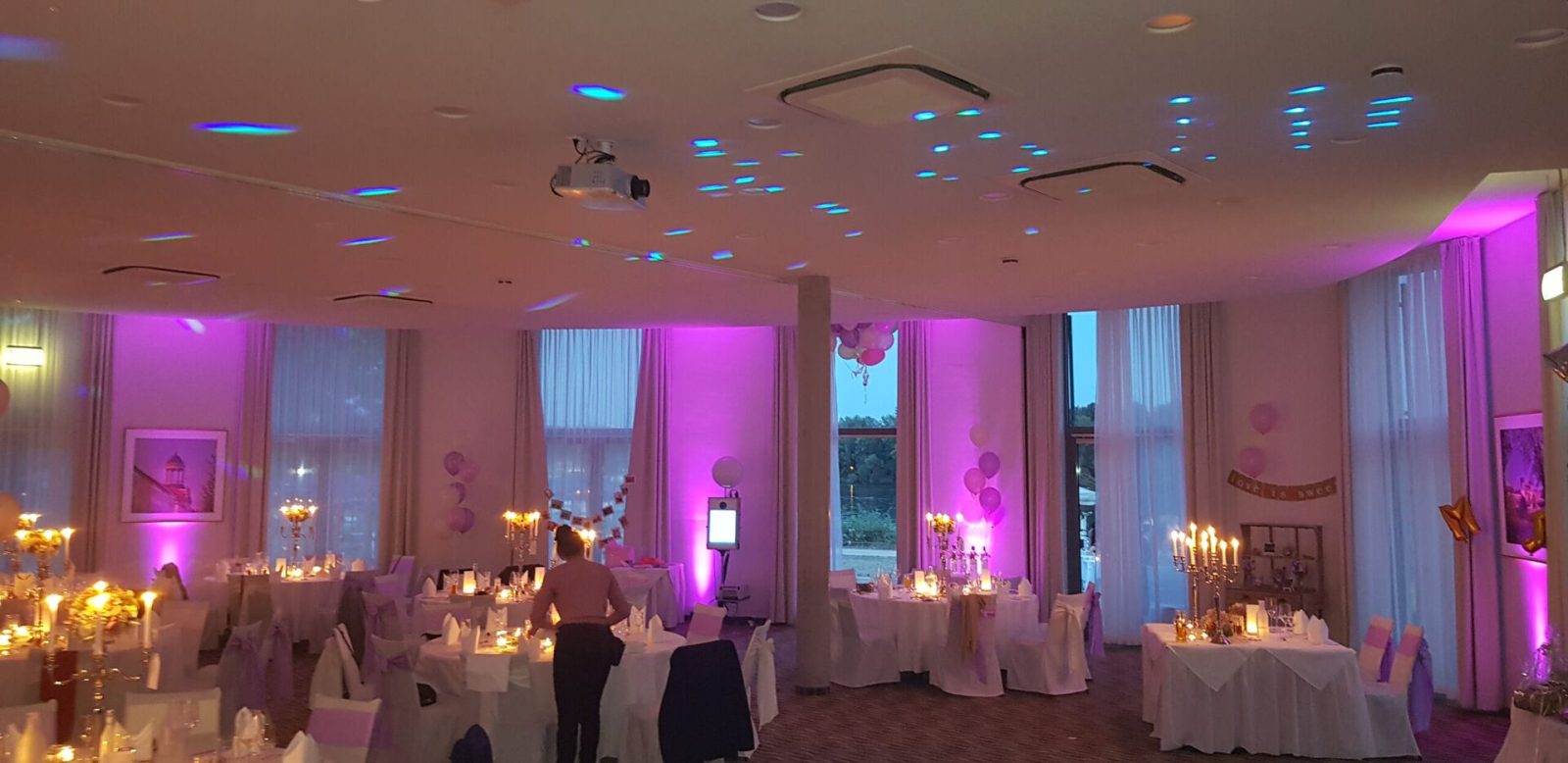 Festsaal mit Uplighting in Pink und Blau